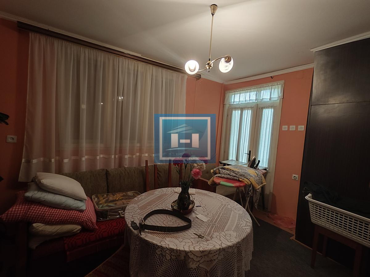 Seoska kuća na glavnom putu 22