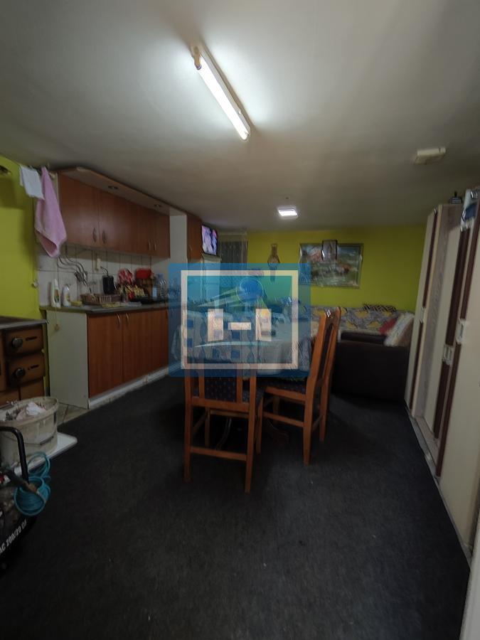 Seoska kuća na glavnom putu 23