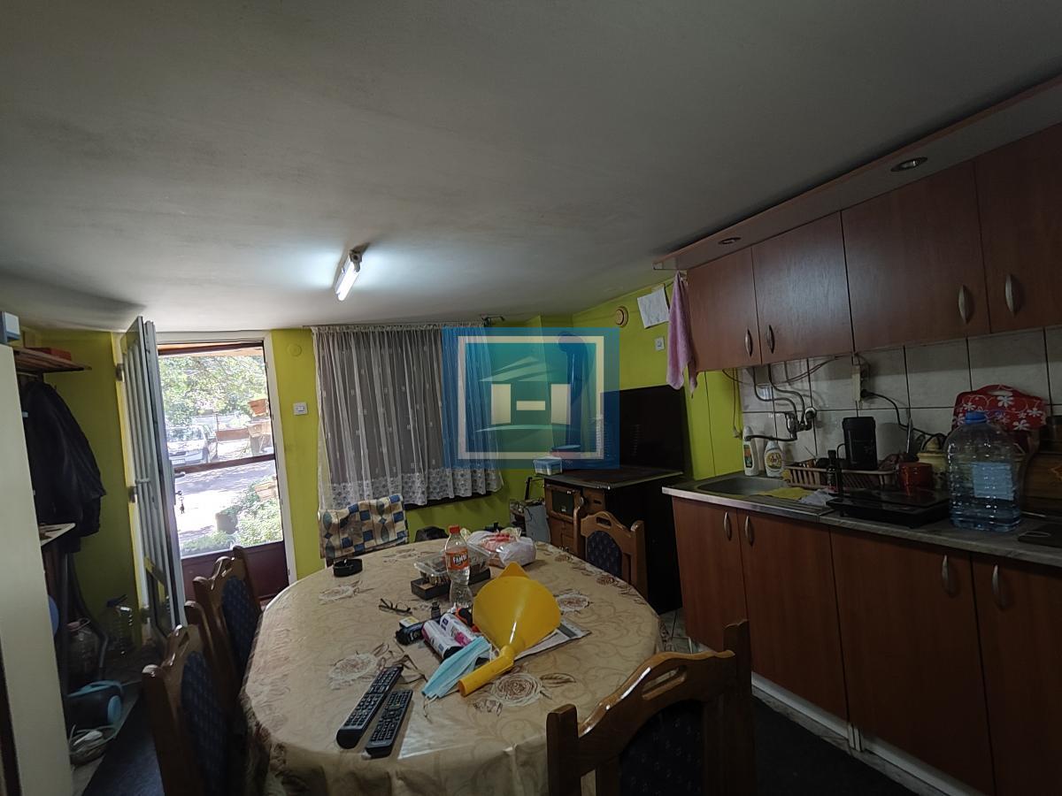 Seoska kuća na glavnom putu 24