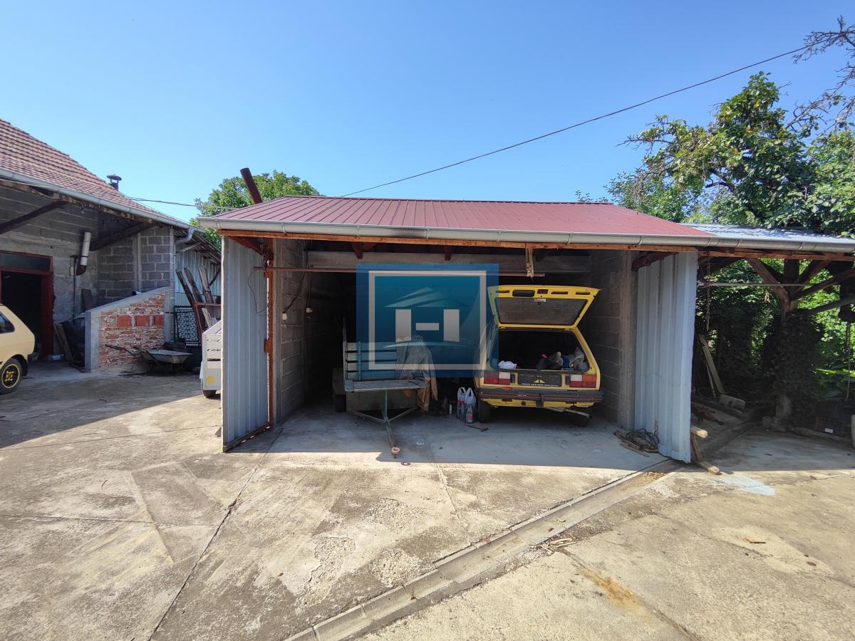 Seoska kuća na glavnom putu 12