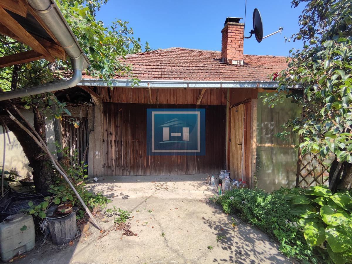 Seoska kuća na glavnom putu 13