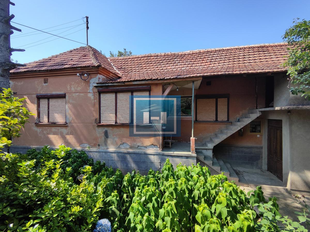 Seoska kuća na glavnom putu 14