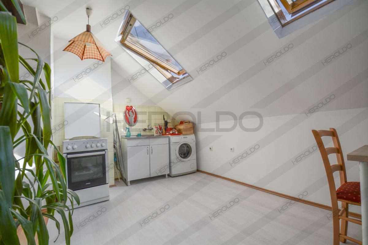 Prelep 4-soban stan u potkrovlju sa velikom terasom 3