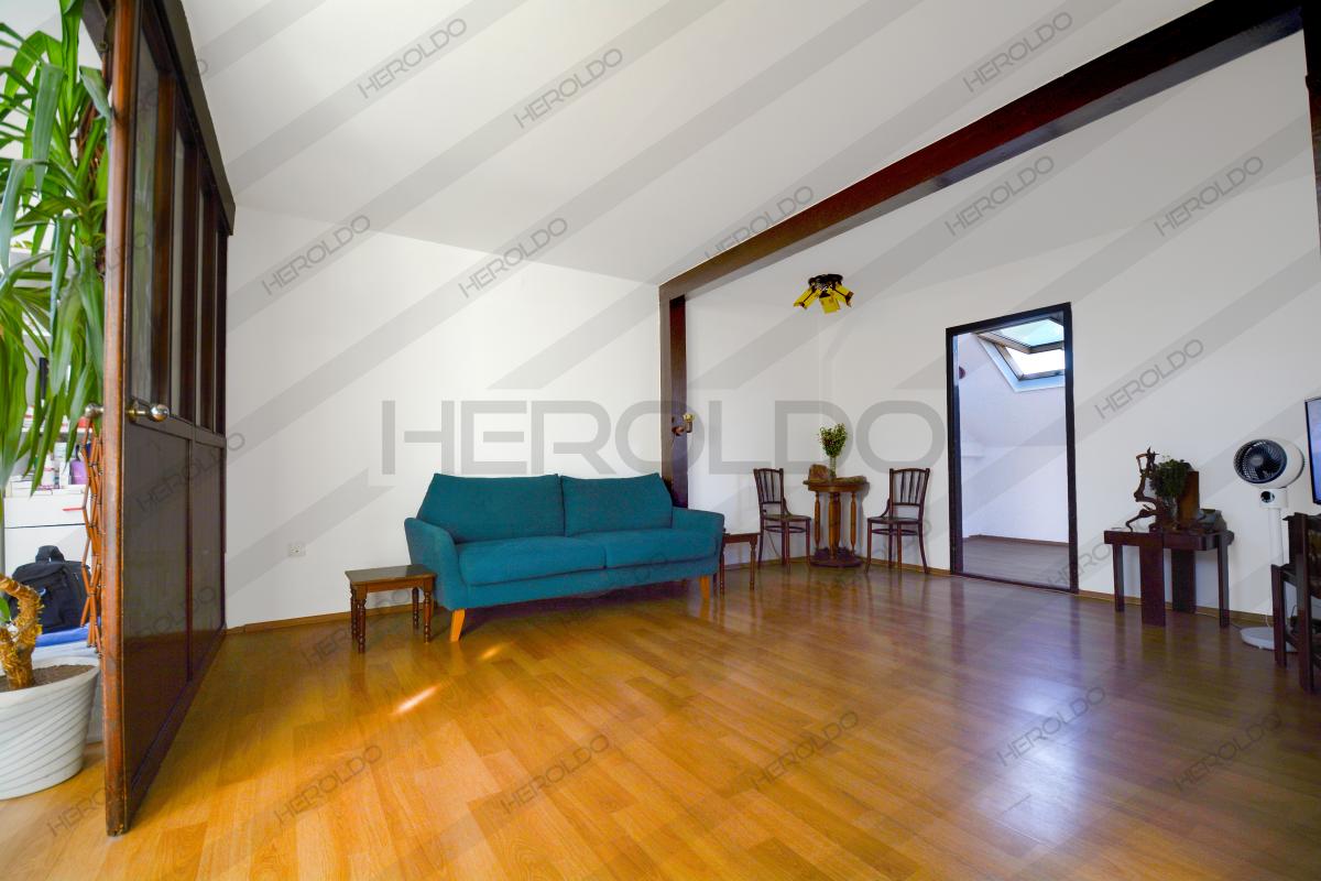 Prelep 4-soban stan u potkrovlju sa velikom terasom 1