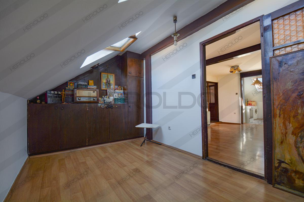 Prelep 4-soban stan u potkrovlju sa velikom terasom 11