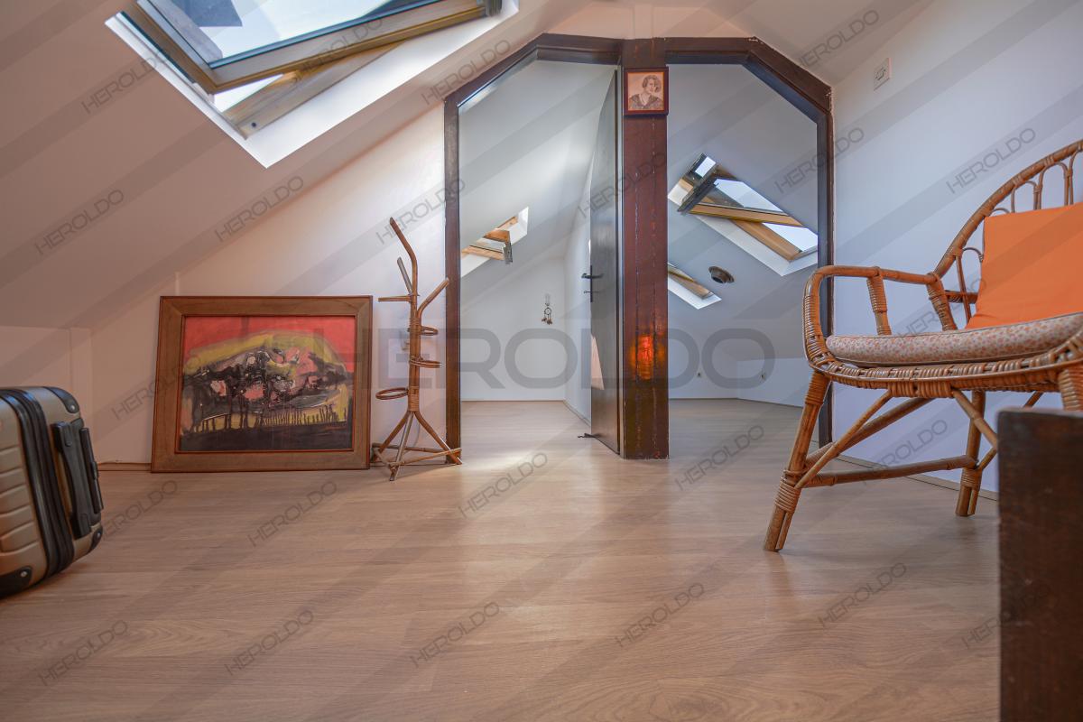 Prelep 4-soban stan u potkrovlju sa velikom terasom 12