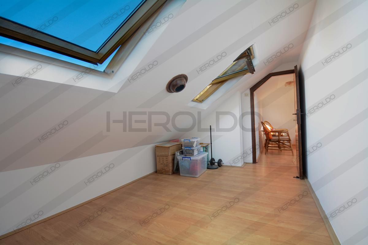 Prelep 4-soban stan u potkrovlju sa velikom terasom 13