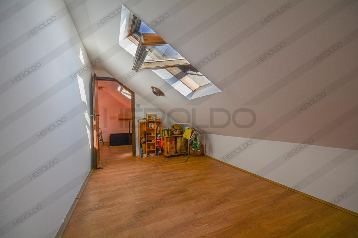 Prelep 4-soban stan u potkrovlju sa velikom terasom 15