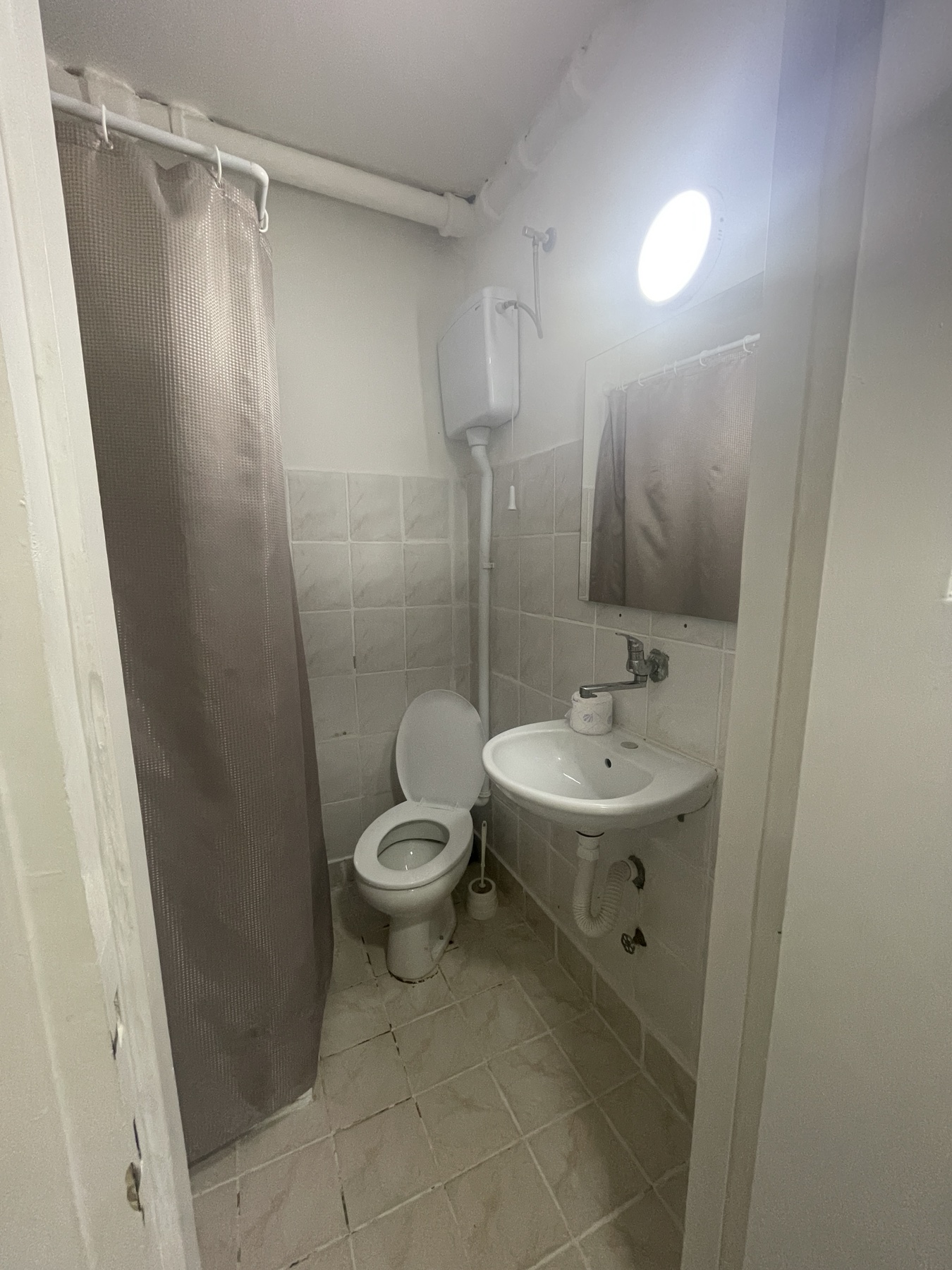 Izdajem jednosoban nenamešten stan u Nišu 2