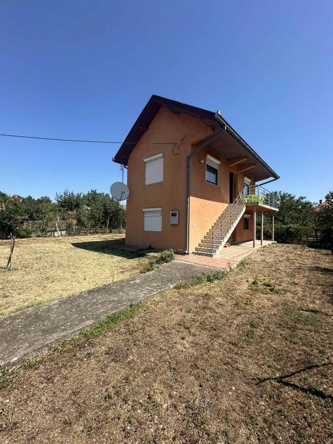 Spratna kuća na placu od 12 ari 1