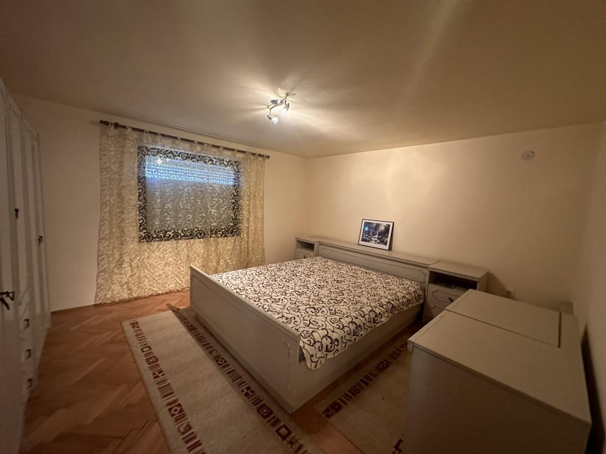 Spratna kuća na placu od 12 ari 8