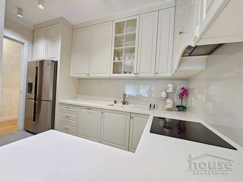 Stanovi,NOVI SAD,CENTAR 129m2,1700€ , ID: 9116609 8