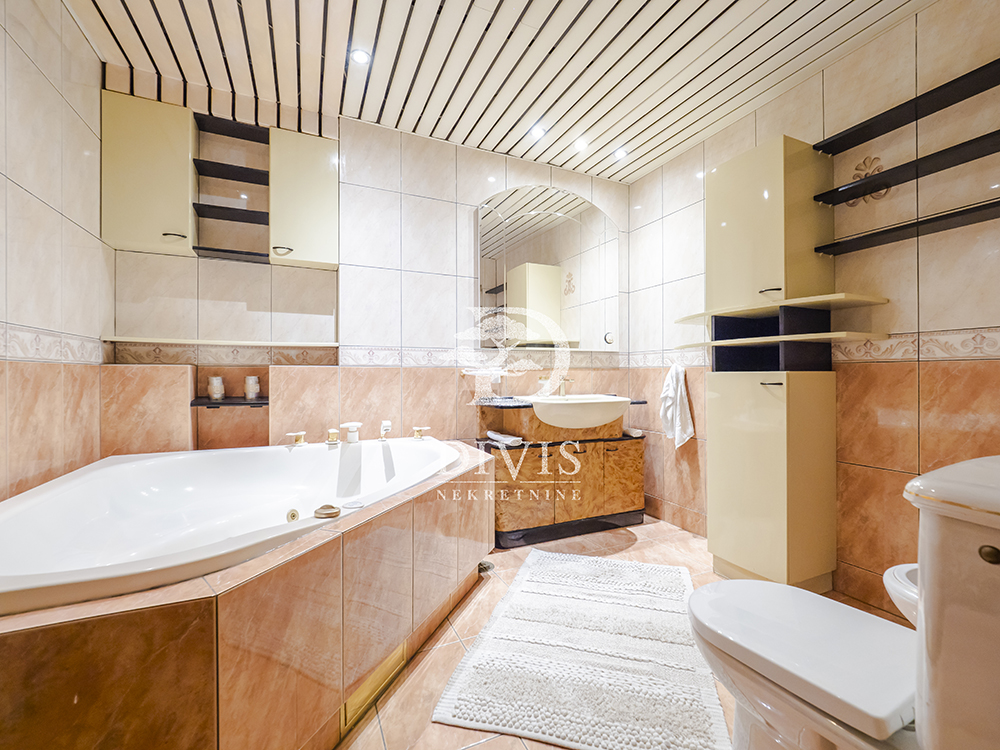 Izdajemo namešten četvorosoban stan  Lomina  126m2 4