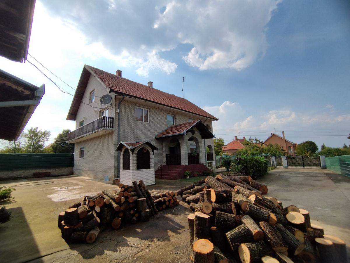 Dve kuce sa velikim placem 19