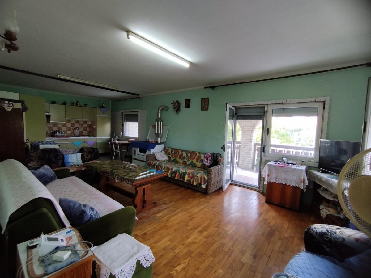 Dve kuce sa velikim placem 28