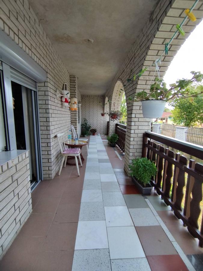 Dve kuce sa velikim placem 14