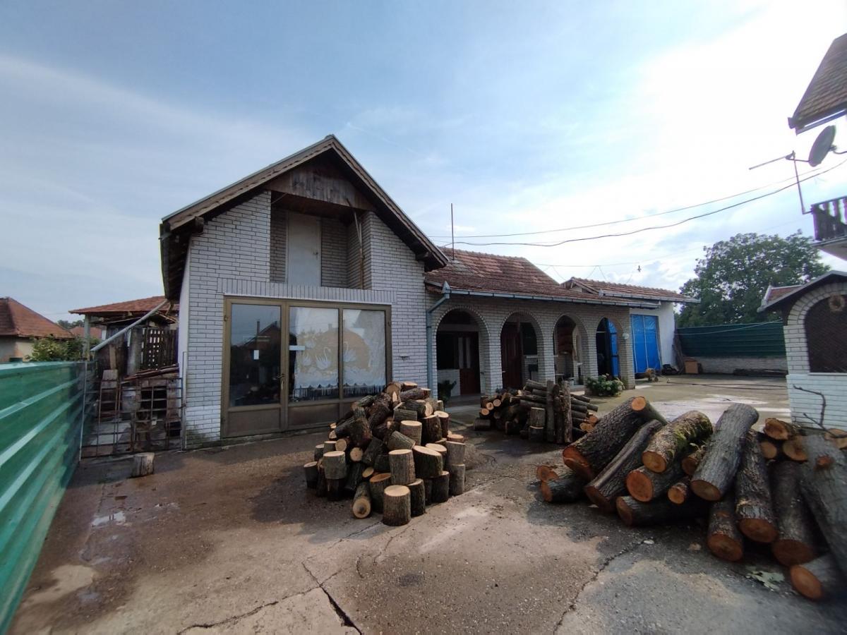 Dve kuce sa velikim placem 6