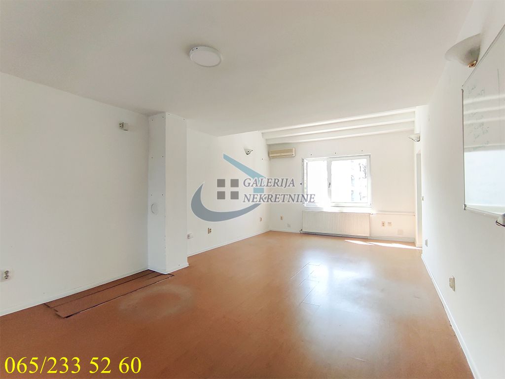 Voždovac  Autokomanda   Esad Pašina 176m2 2