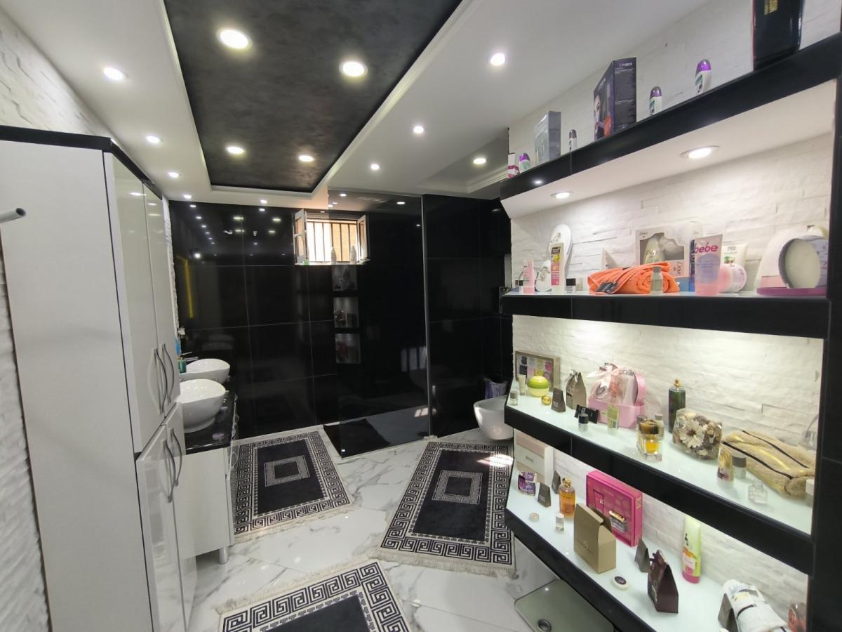 Na prodaju luksuzno nameštena kuća 16