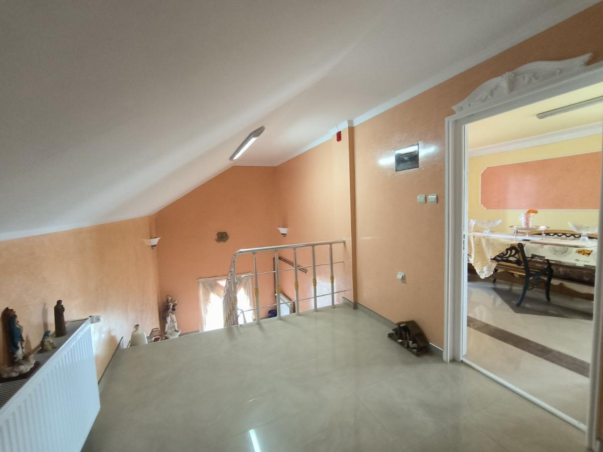 Na prodaju luksuzno nameštena kuća 18