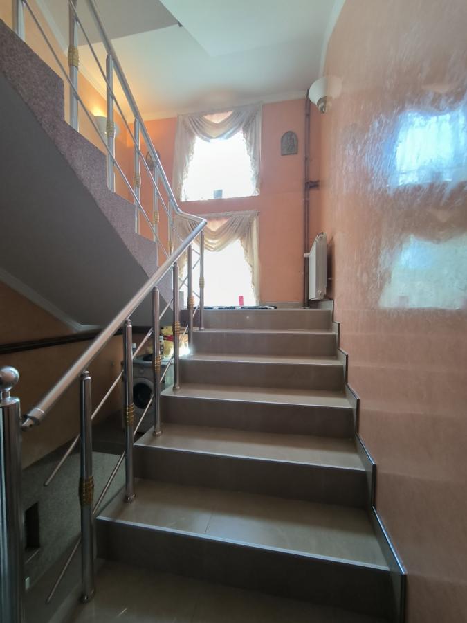 Na prodaju luksuzno nameštena kuća 20