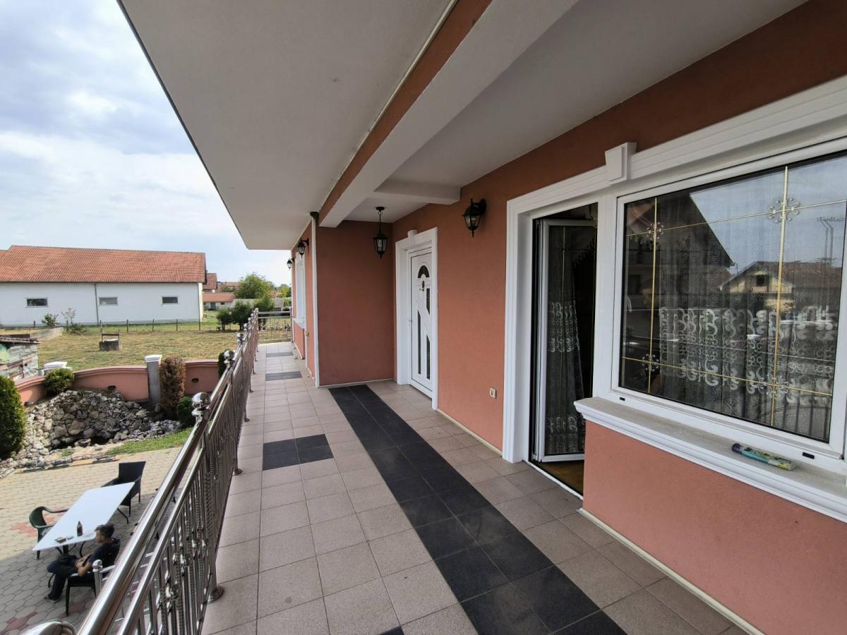 Na prodaju luksuzno nameštena kuća 22