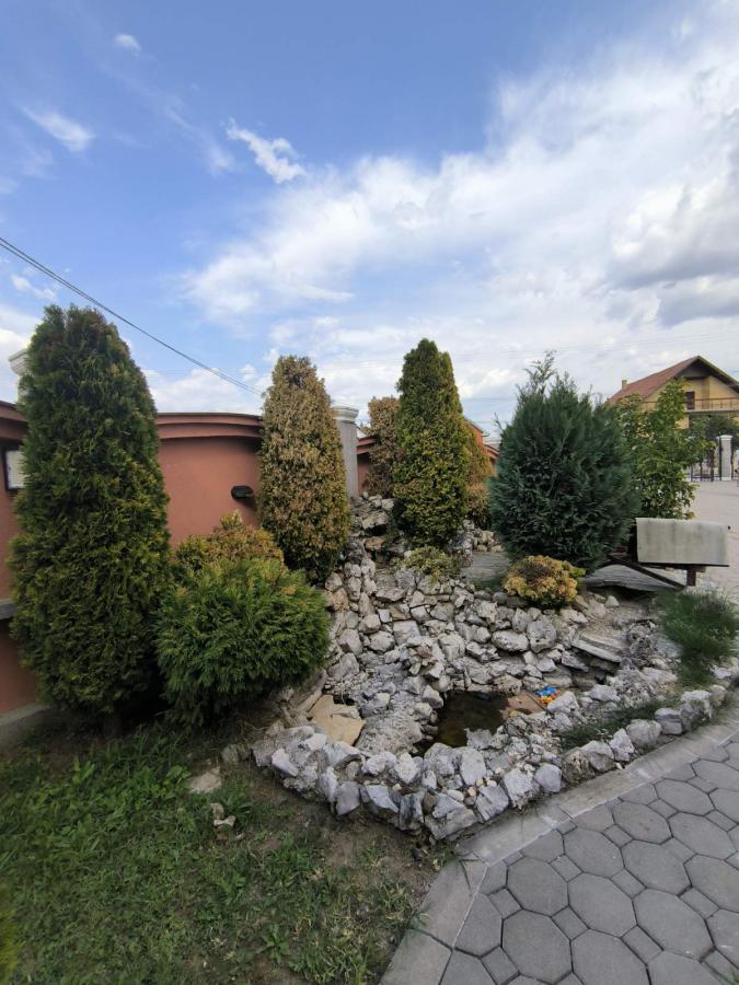 Na prodaju luksuzno nameštena kuća 23