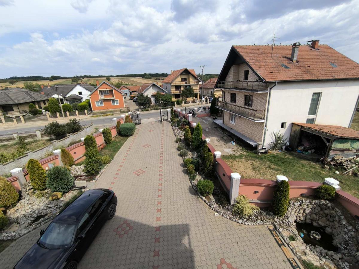 Na prodaju luksuzno nameštena kuća 24