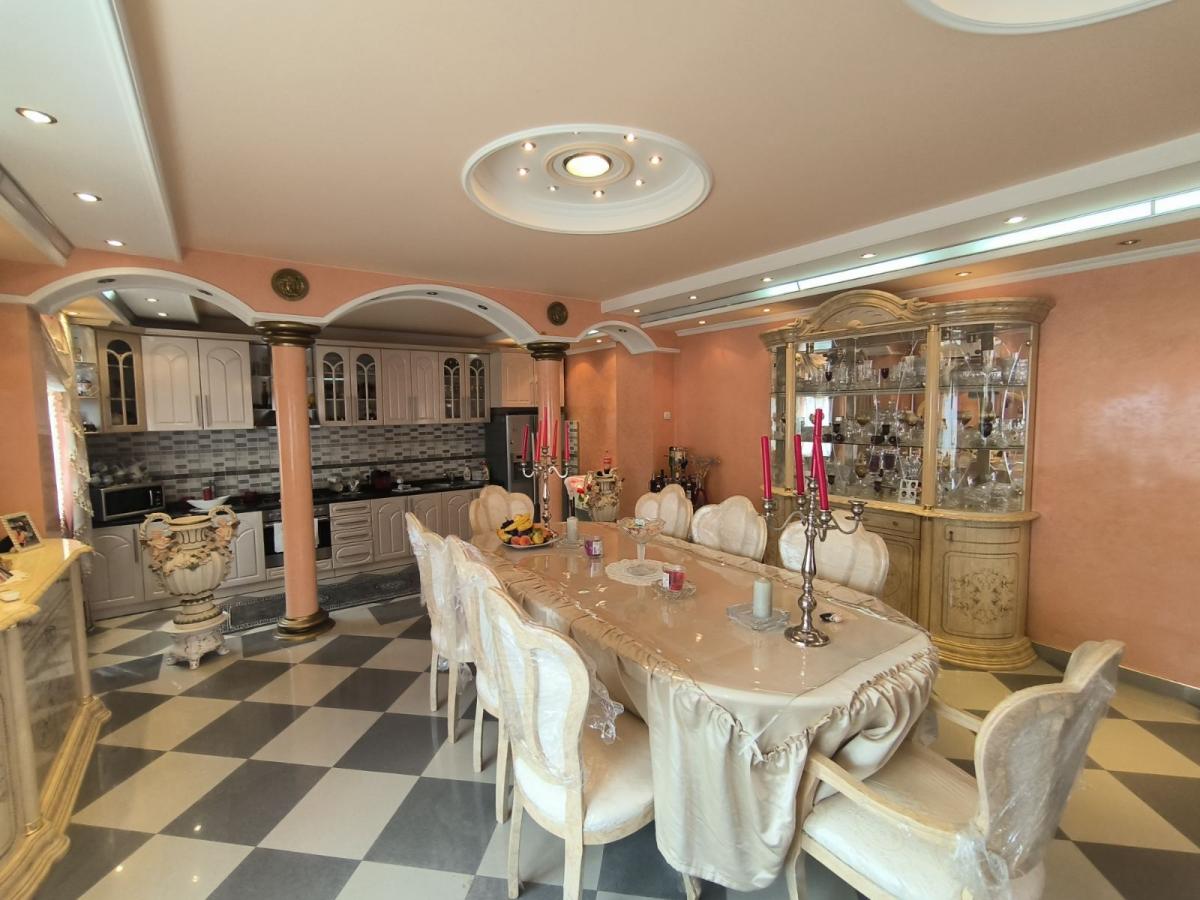 Na prodaju luksuzno nameštena kuća 2