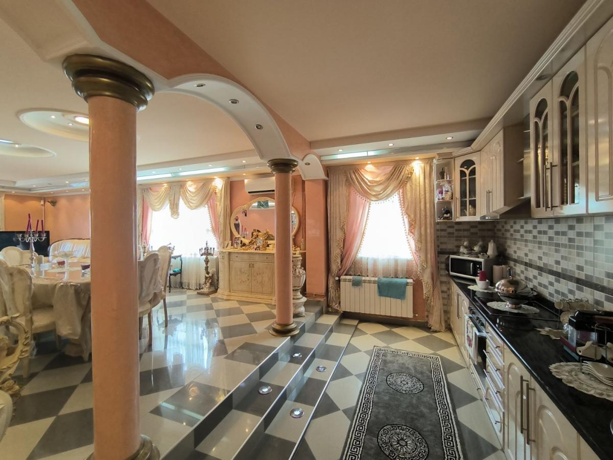 Na prodaju luksuzno nameštena kuća 4