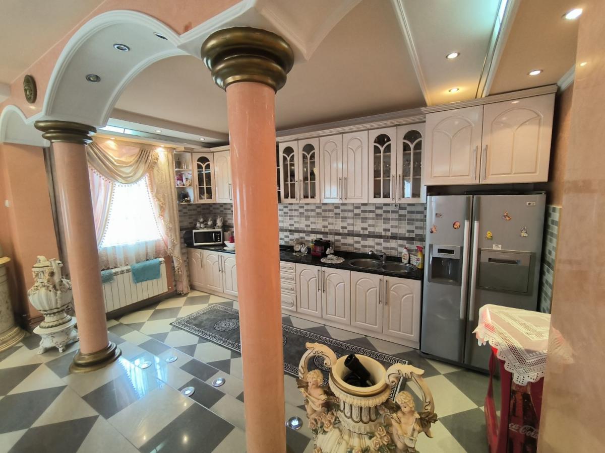 Na prodaju luksuzno nameštena kuća 5