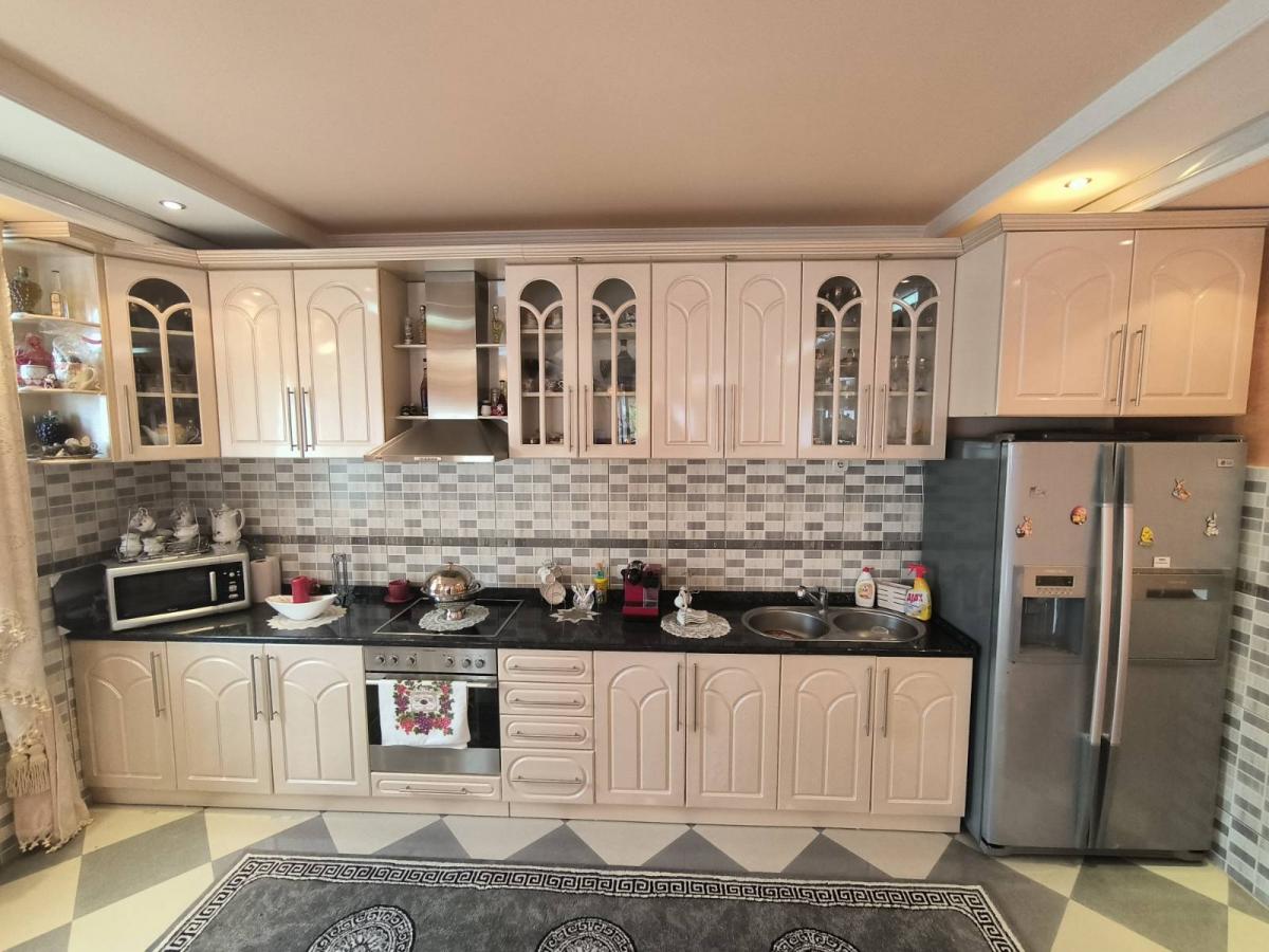 Na prodaju luksuzno nameštena kuća 6