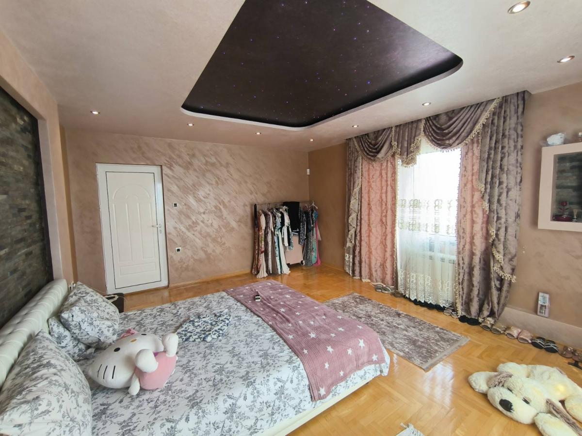 Na prodaju luksuzno nameštena kuća 12