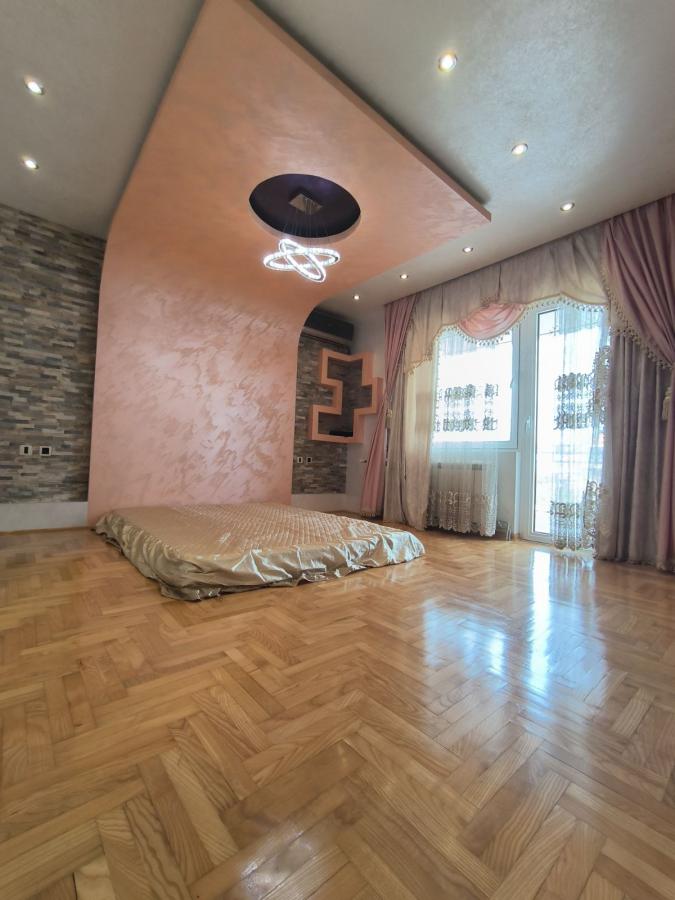 Na prodaju luksuzno nameštena kuća 13