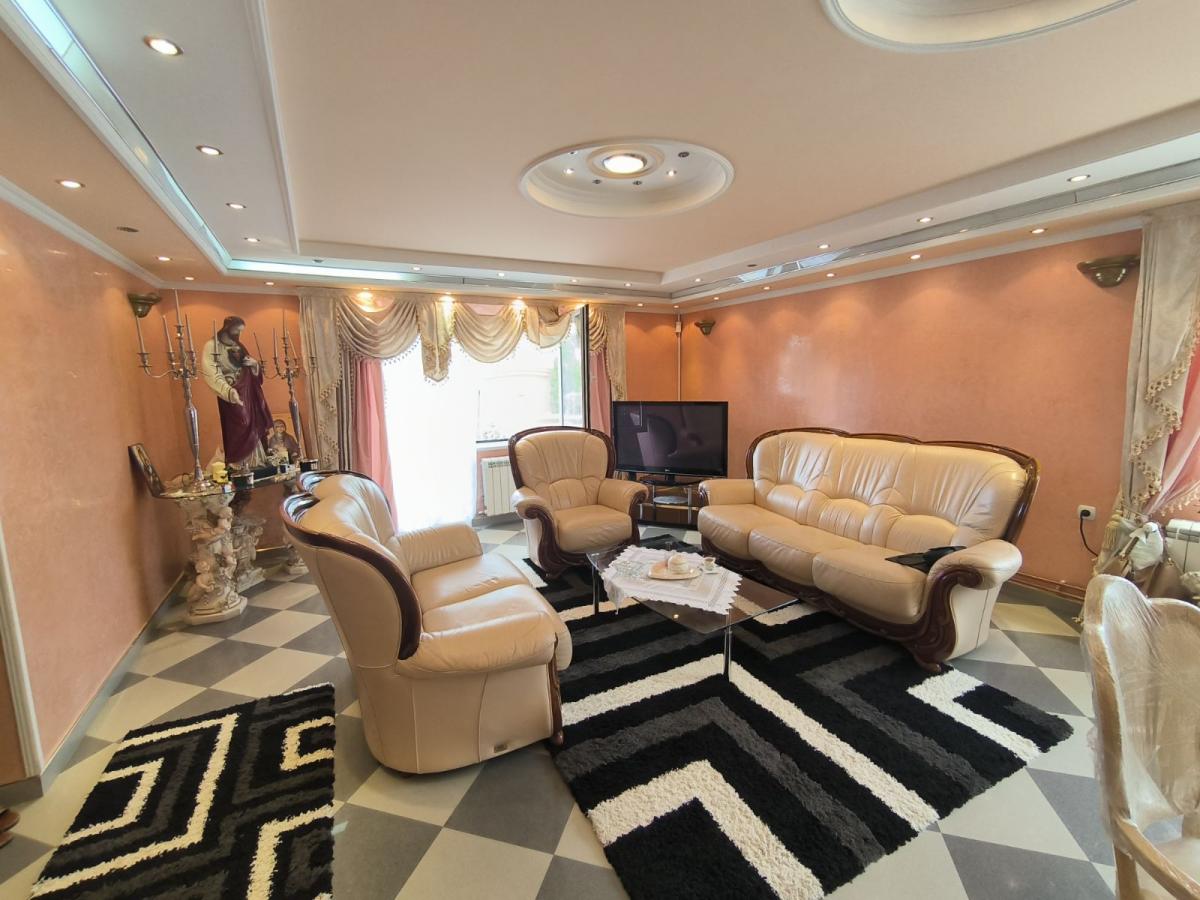 Na prodaju luksuzno nameštena kuća 7