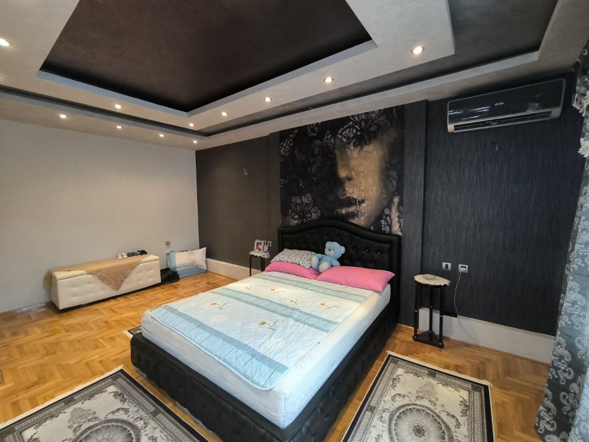 Na prodaju luksuzno nameštena kuća 9