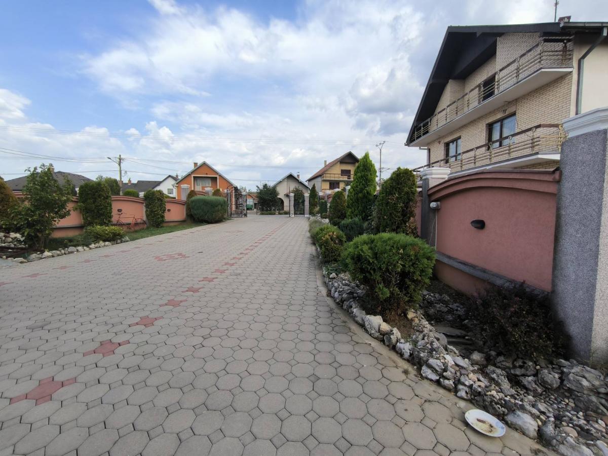 Na prodaju luksuzno nameštena kuća 25