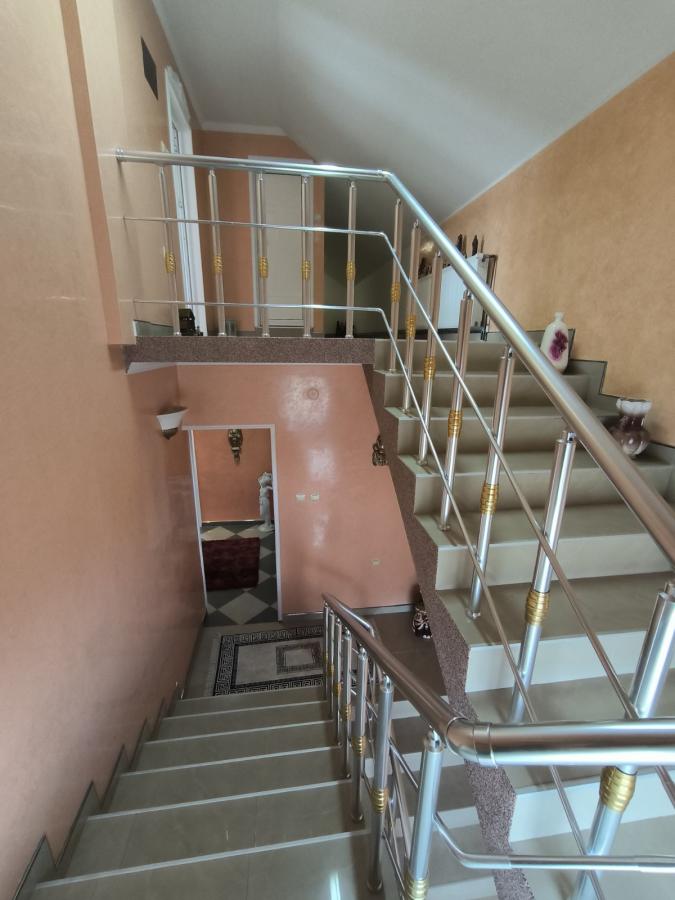 Na prodaju luksuzno nameštena kuća 27