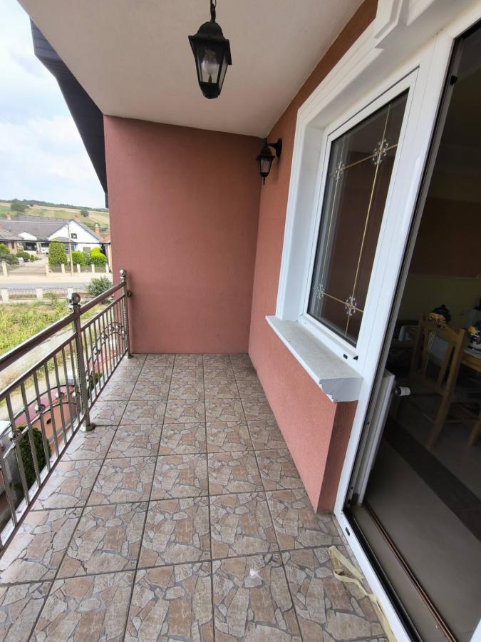 Na prodaju luksuzno nameštena kuća 28