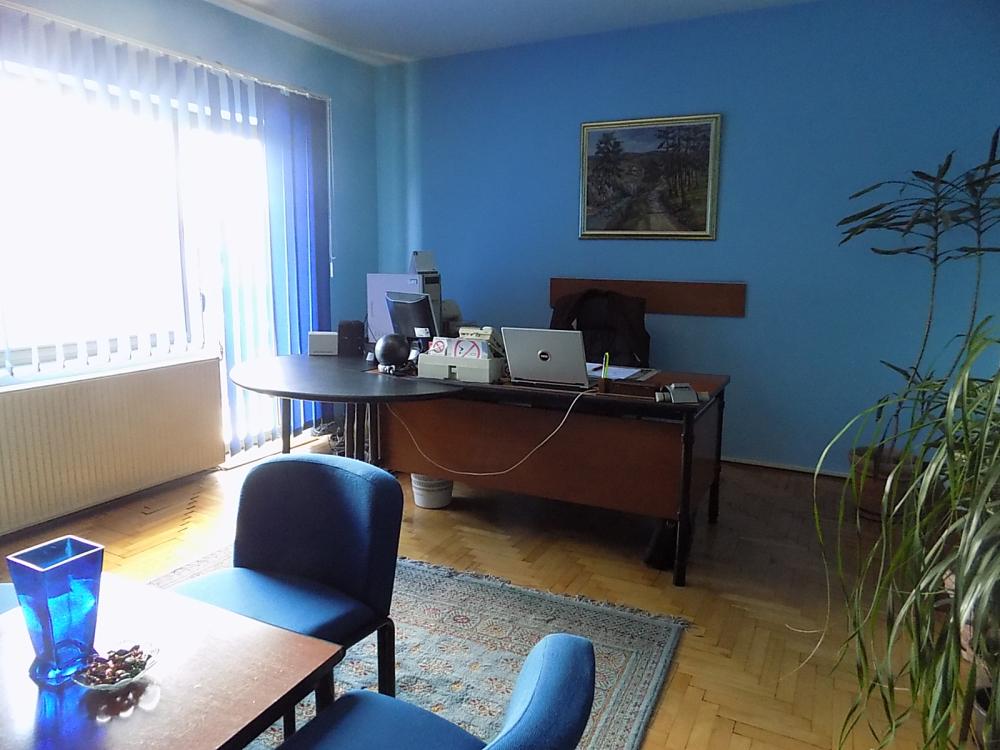 Hala za izdavanje sa kancelarijskim prostorom-izuzetno povoljno 2