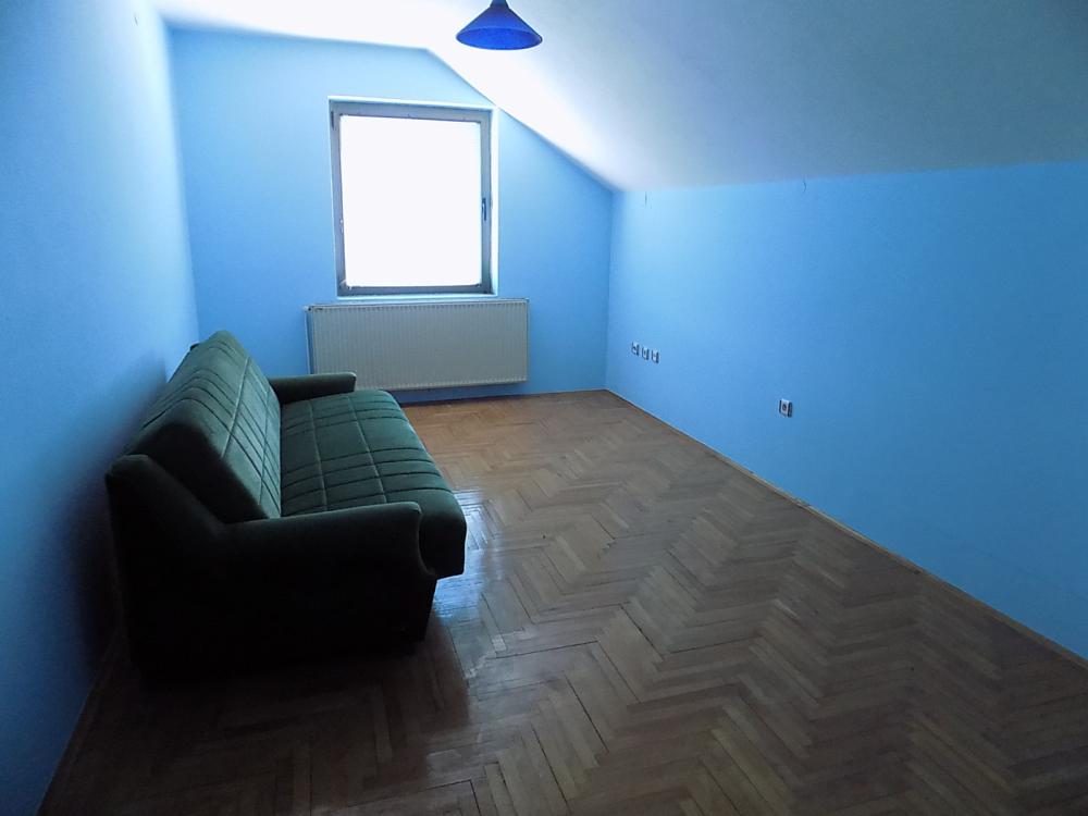 Hala za izdavanje sa kancelarijskim prostorom-izuzetno povoljno 4