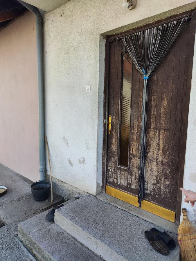 Seosko domaćinstvo u Kočinom selu na dobroj lokaciji 25