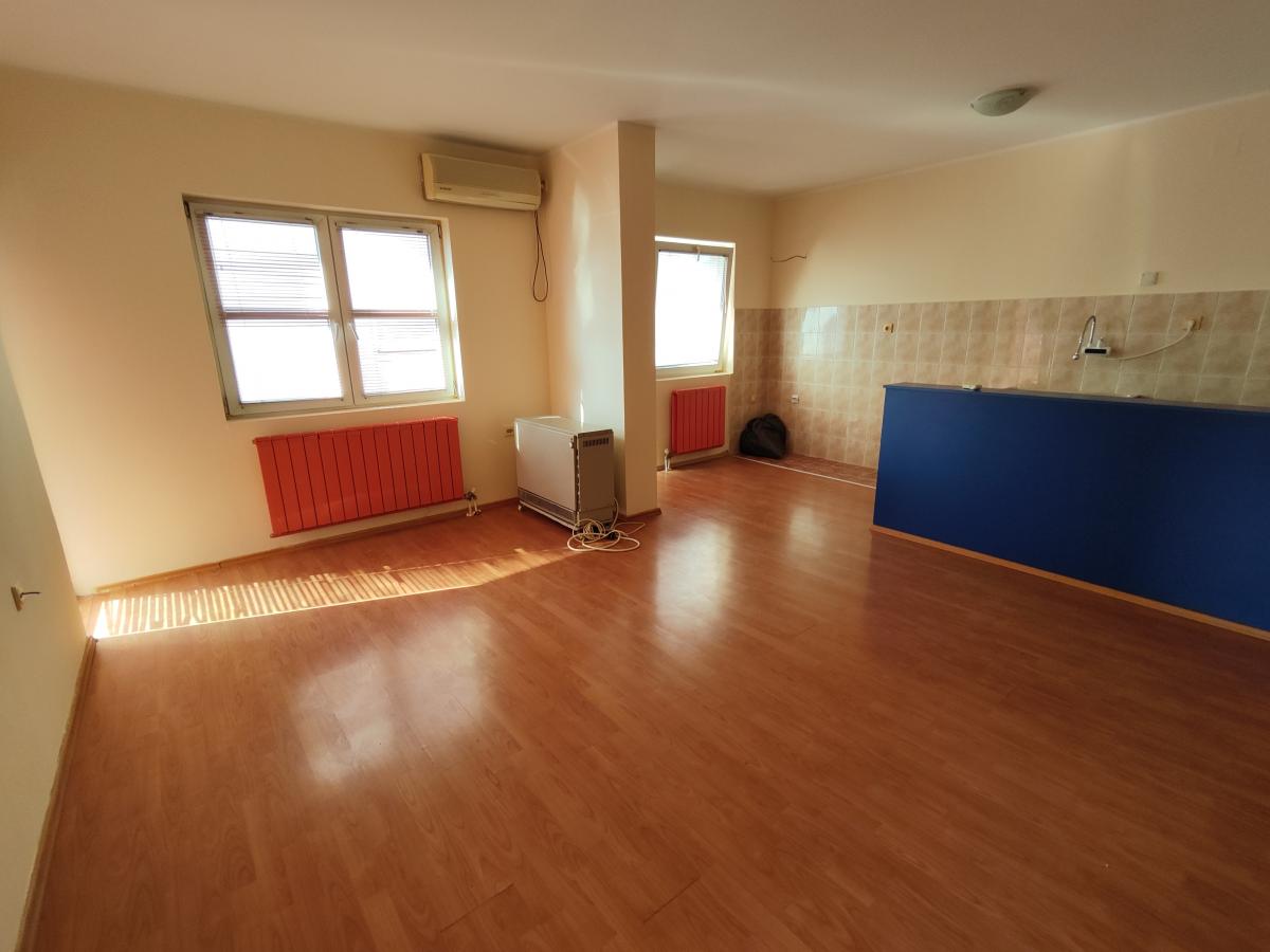 Konforan dvosoban stan u Jagodini 6