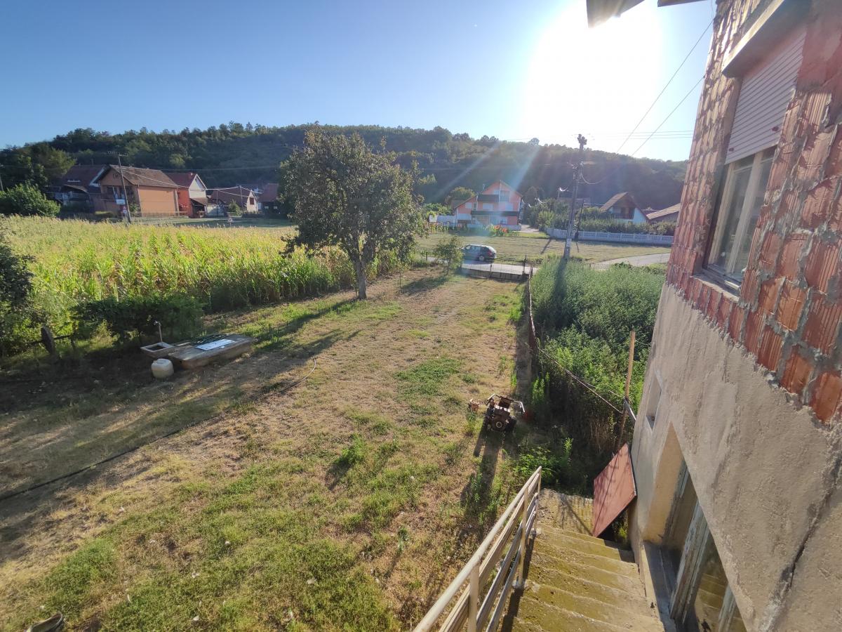 Novija,komforna kuća uz glavni put 12