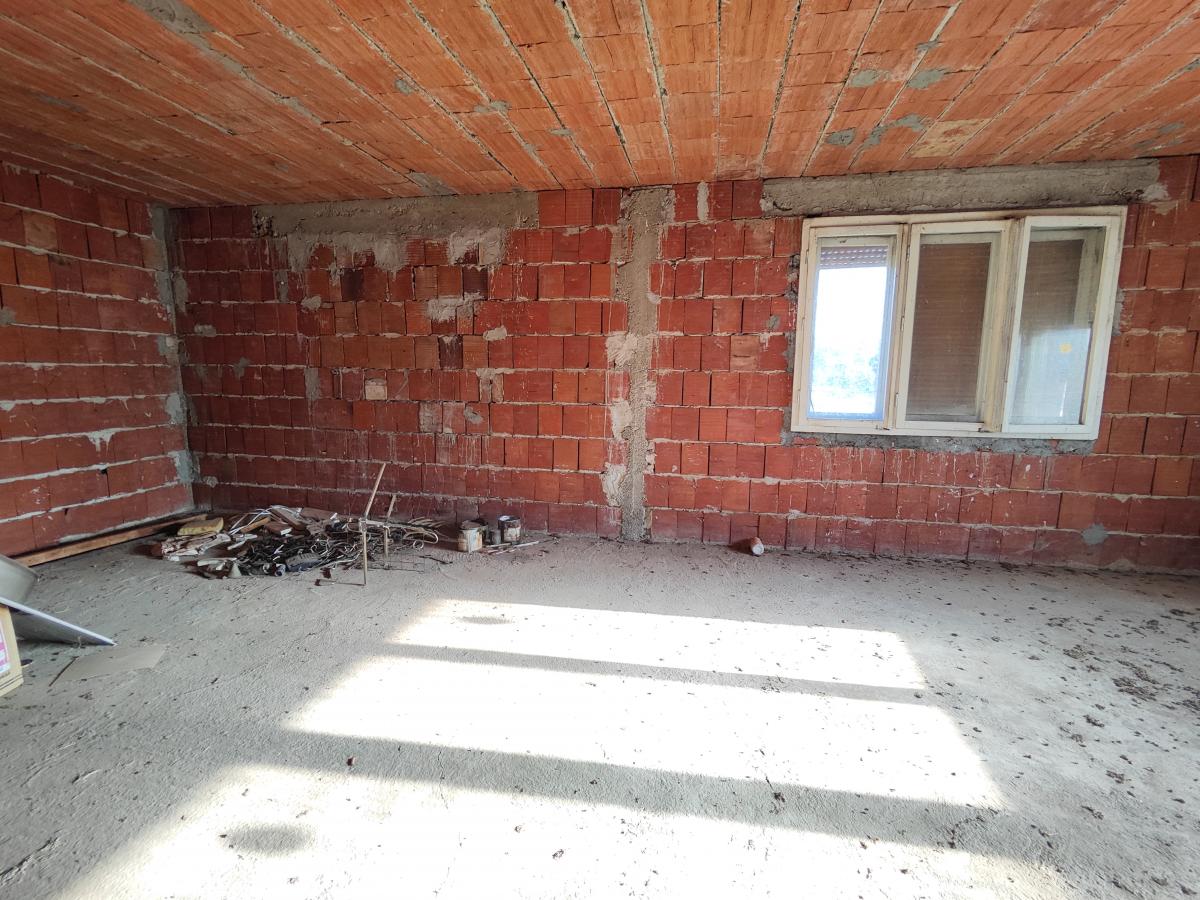 Novija,komforna kuća uz glavni put 1