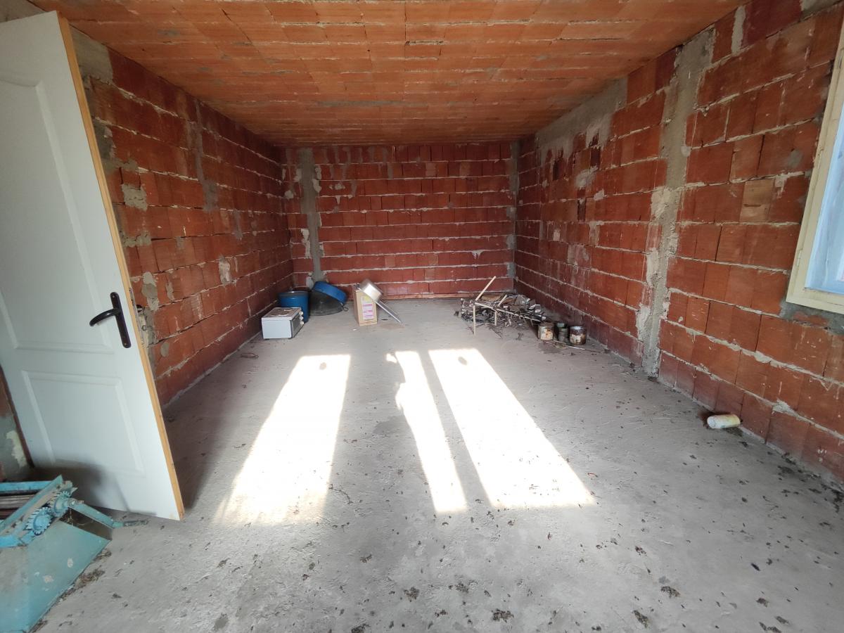 Novija,komforna kuća uz glavni put 2