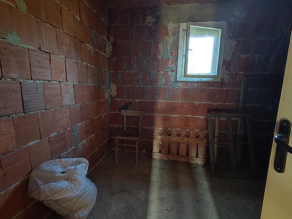 Novija,komforna kuća uz glavni put 10