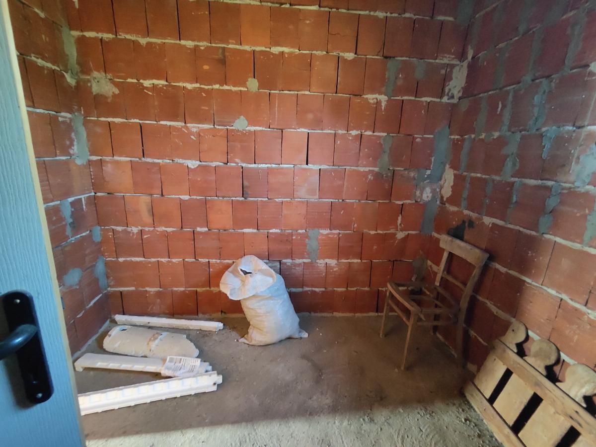 Novija,komforna kuća uz glavni put 11