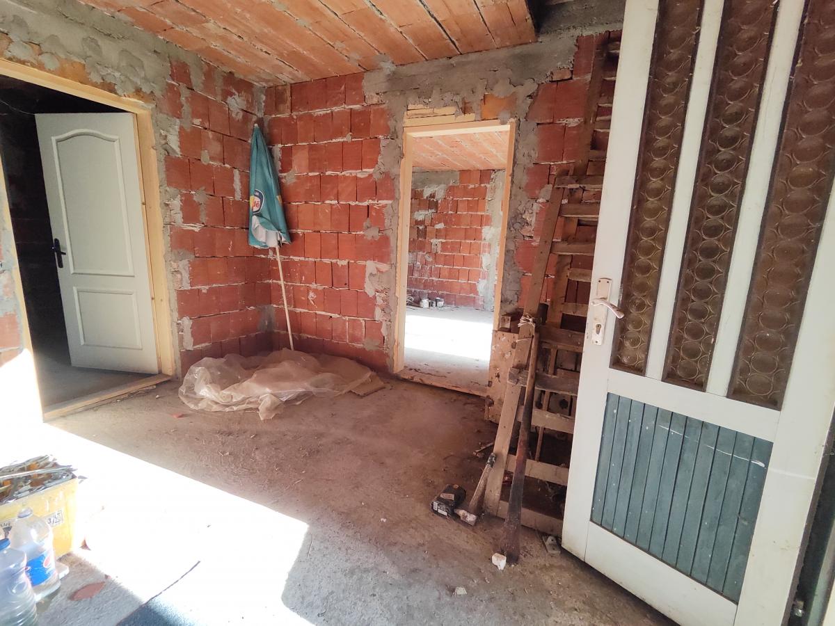 Novija,komforna kuća uz glavni put 9