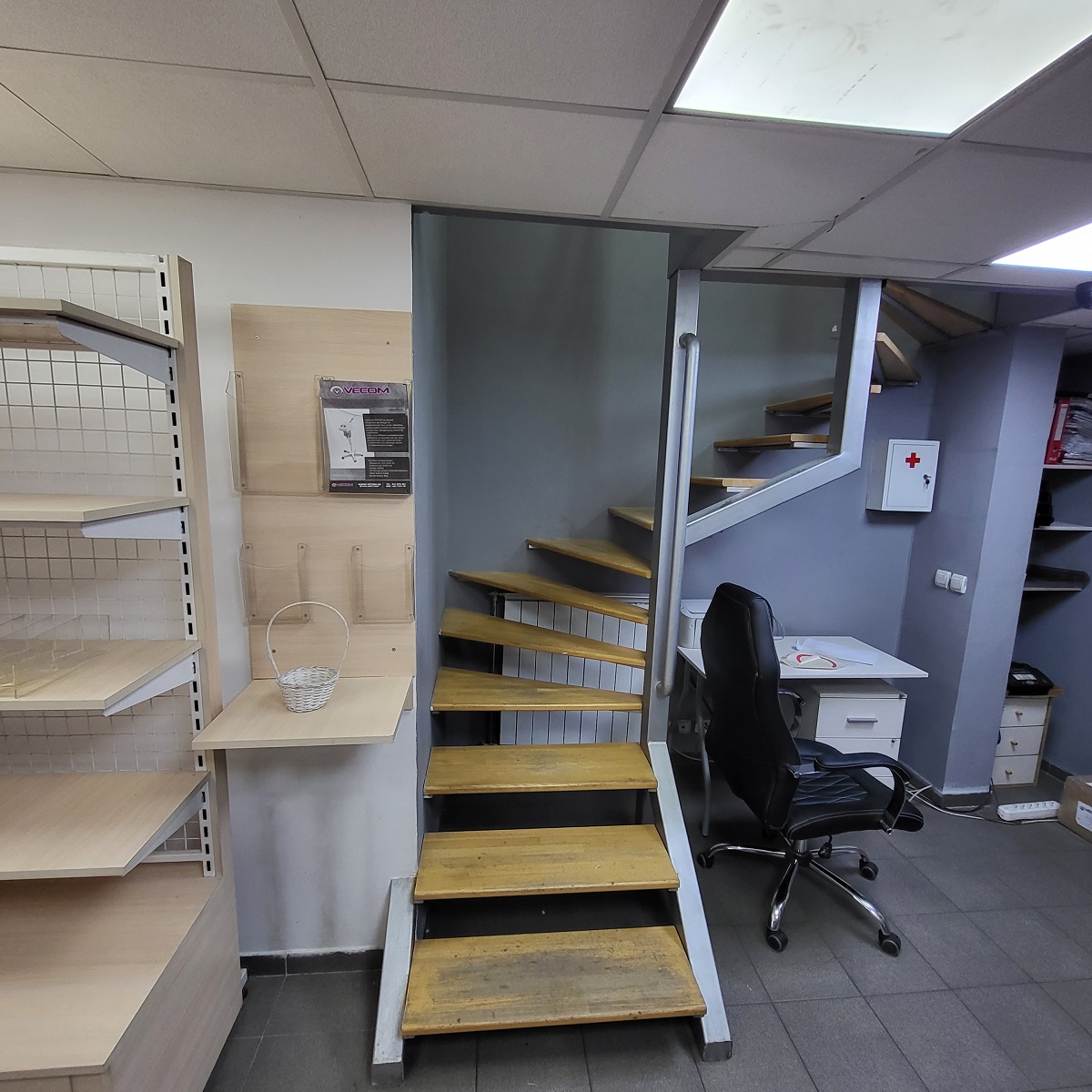 Prodajemo poslovni prostor 27m2  1  0  Gvozdićeva 5